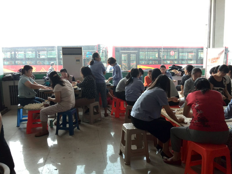 2016中秋節(jié)機關(guān)人員為一線職工包餃子