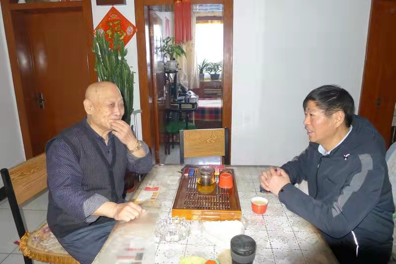 春節前夕公司黨委委員、副總經(jīng)理王潤貴代表公司黨委班子看望軍轉干部余永升，送去米、面等慰問(wèn)品。
